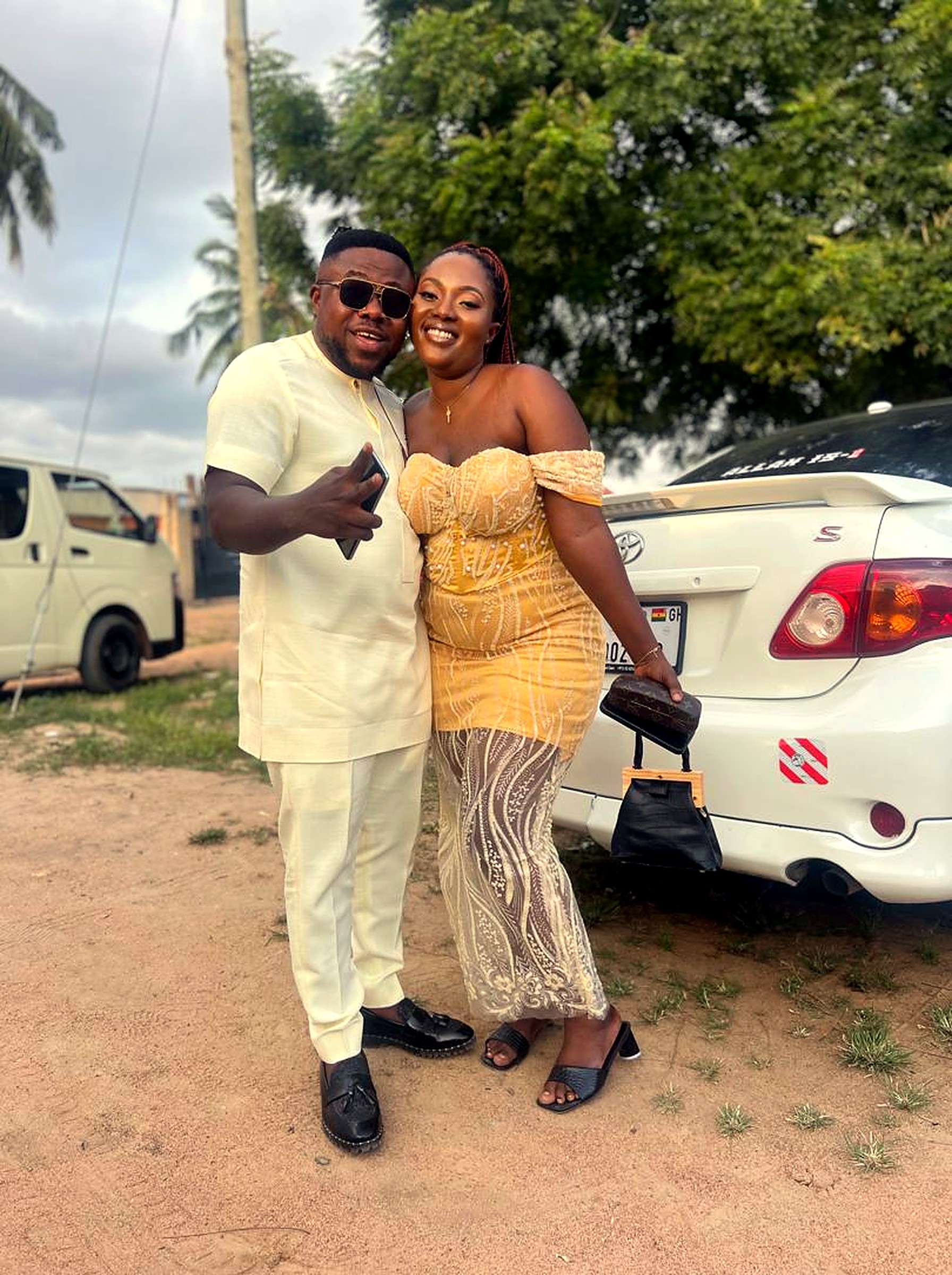 Eddy in ivory and Kessewa in golden lace