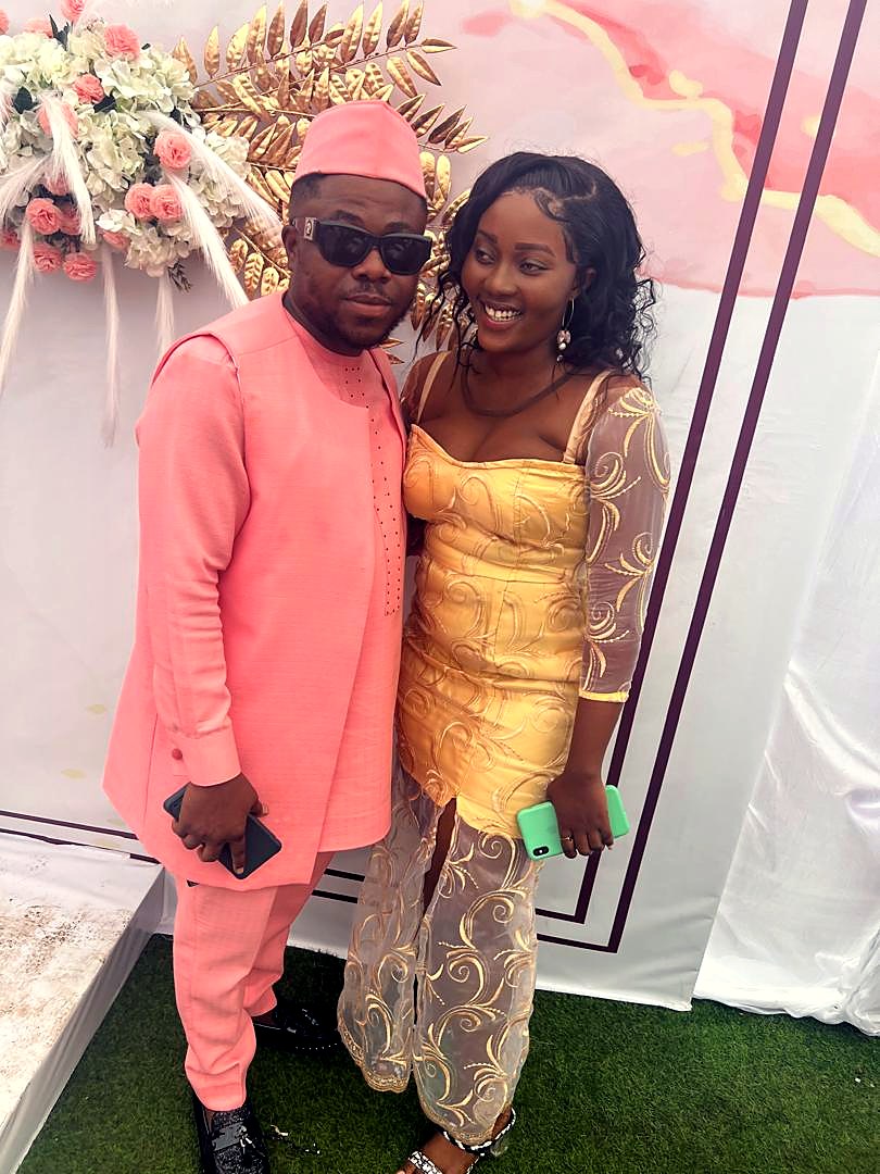 Eddy in a peach kaftan and Kessewa in gold lace, side by side